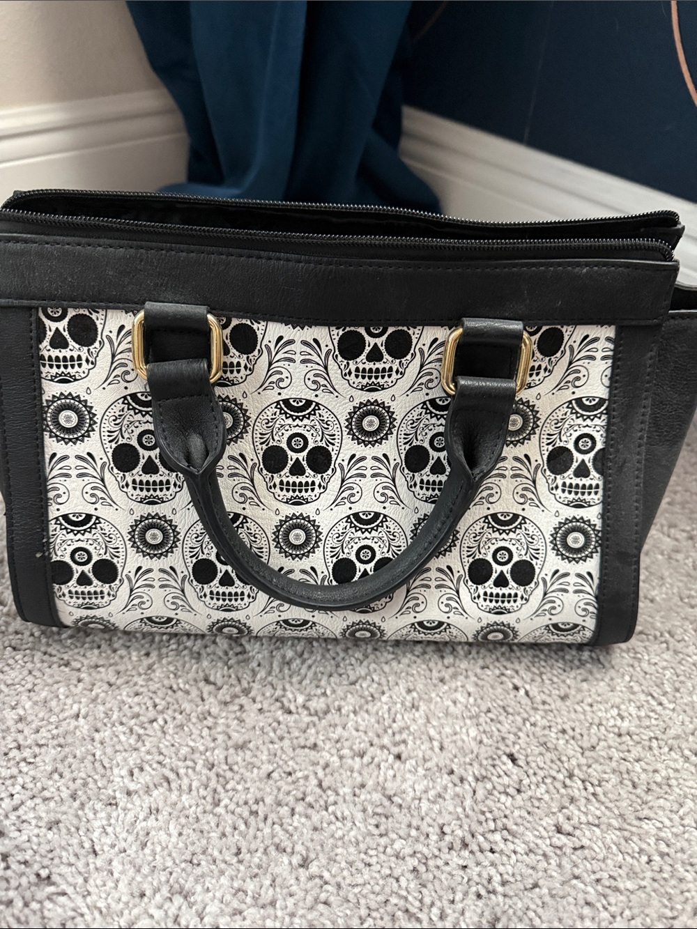 Loungefly Black & White Sugar Skull Tote with Matching Wallet - Picture 10 of 10
